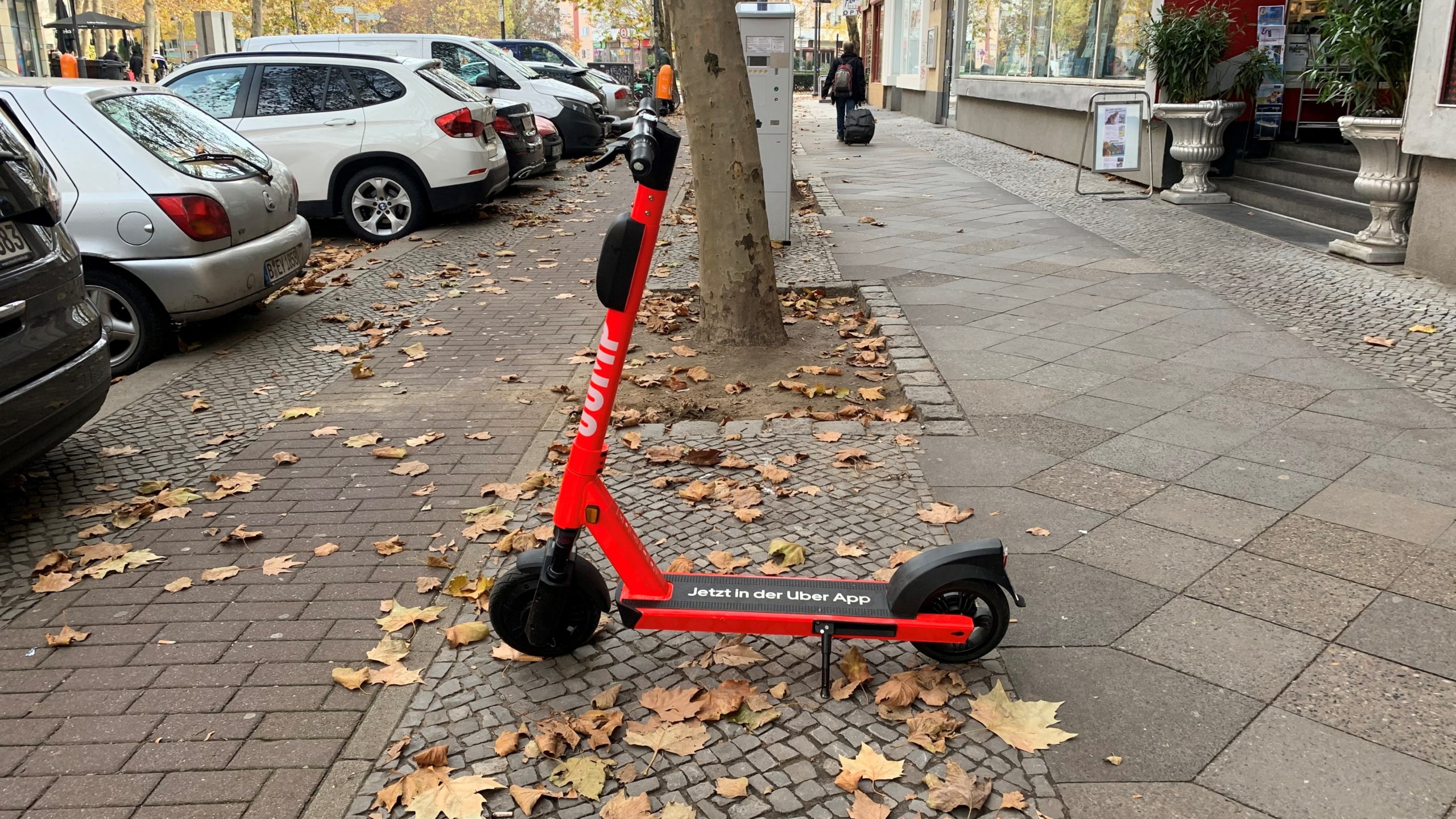 E-Scooter von Jump in den herbstlichen Straßen von Berlin. Foto: Matthias Bannert