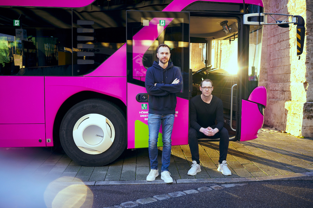 Pinkbus setzt seit 2019 auf Fixpreise und Direktverbindungen und konnte damit nun einene ersten Investoren anlocken. Credit: Pinkbus