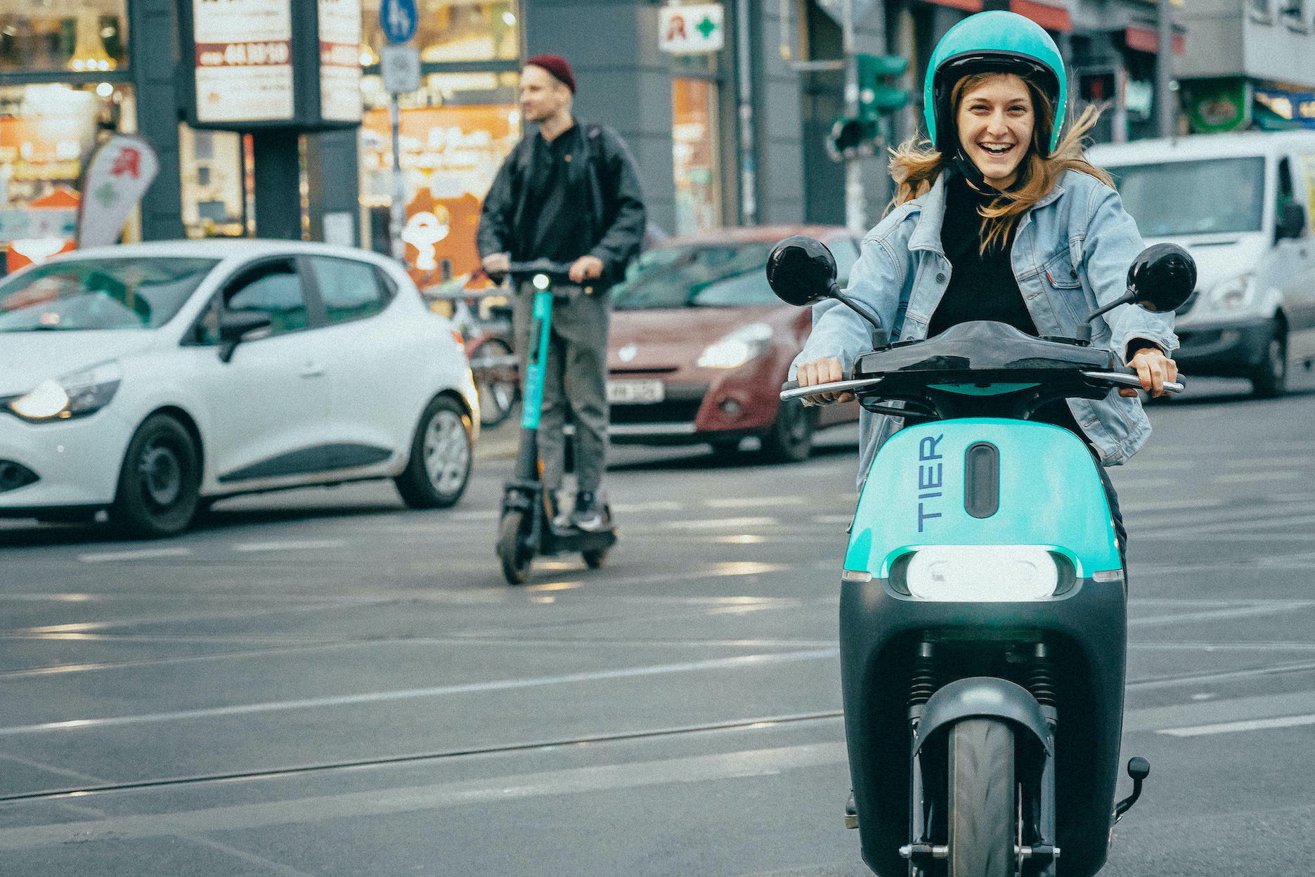 Schon lange bietet Tier per App E-Scooter zum Verleih an. In einer deutschen Stadt kommen ab sofort auch E-Mopeds dazu. Credit: Tier
