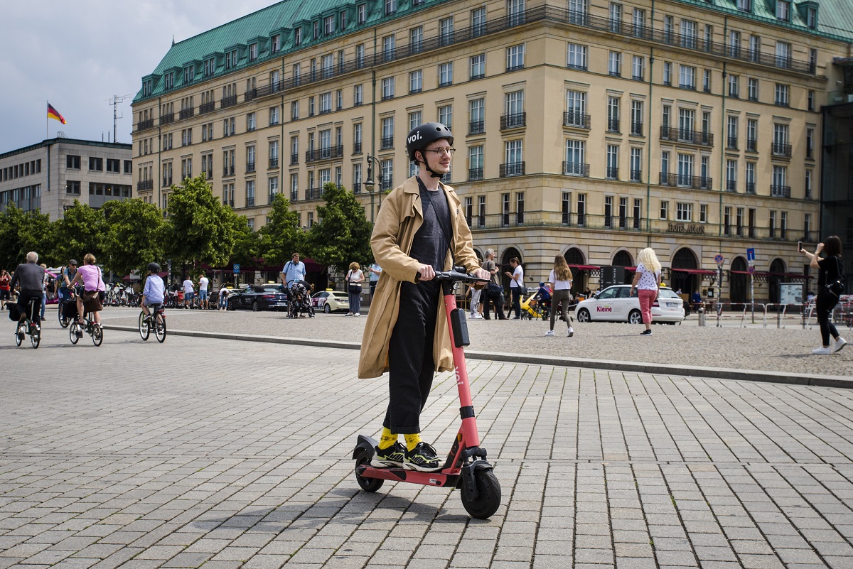 Nur Touristen in der Innenstadt nutzen E-Scooter? Von wegen! Das sagt zumindest eine Statistik von Voi. Credit: Voi/Milena Rahmanzadeh