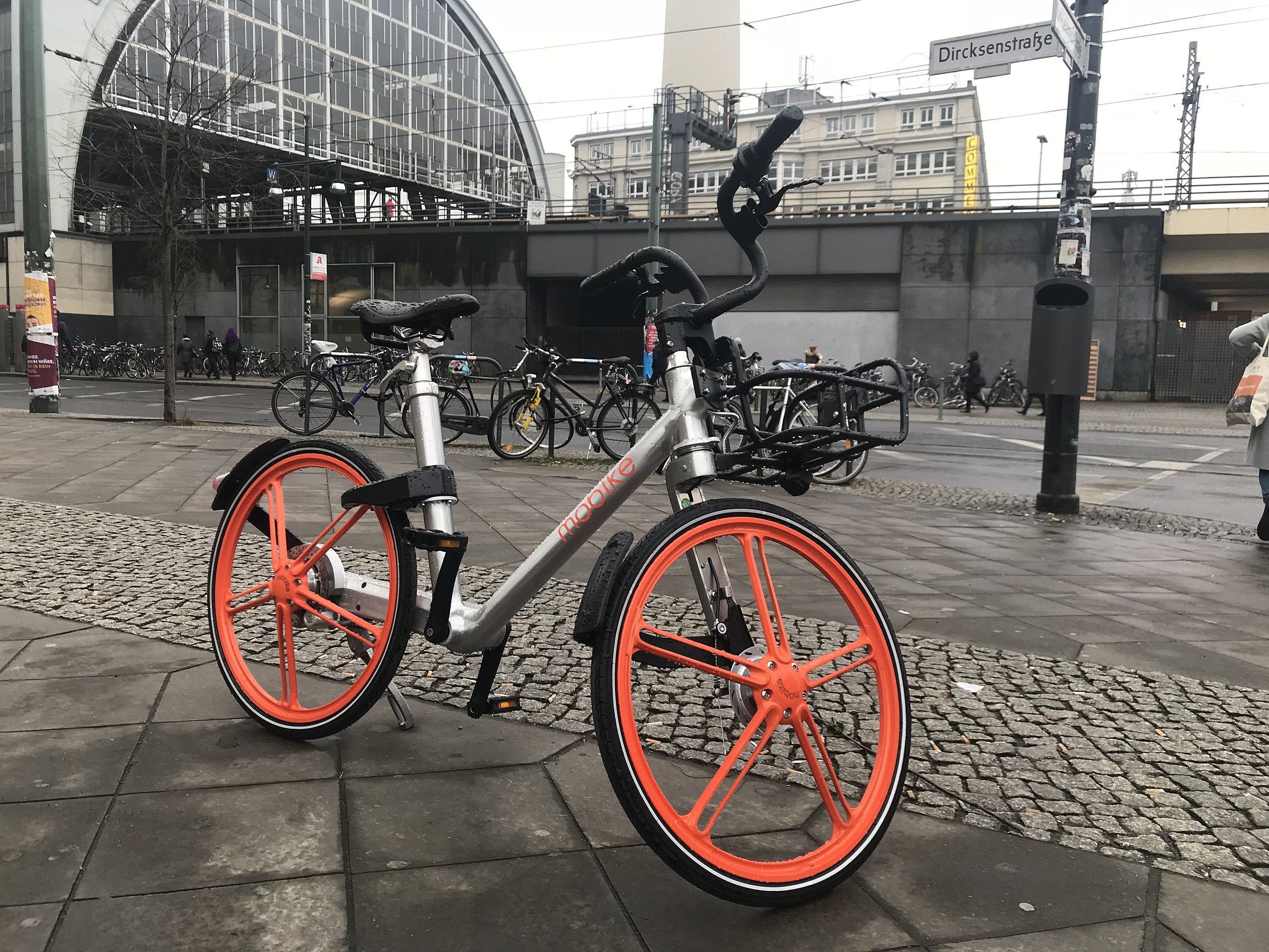 Ein Mobike-Fahrrad am Alexanderplatz. Foto: MNXANL / Wikimedia / CC BY-SA 4.0