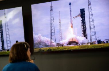 Shannon Walker überwacht Start der SpaceX Crew-9 Mission zur ISS mit NASA-Astronaut Nick Hague und Roscosmos-Kosmonaut Aleksandr Gorbunov, 28. September 2024, Kennedy Space Center, Florida. Foto: Photo Credit: NASA/Keegan Barber